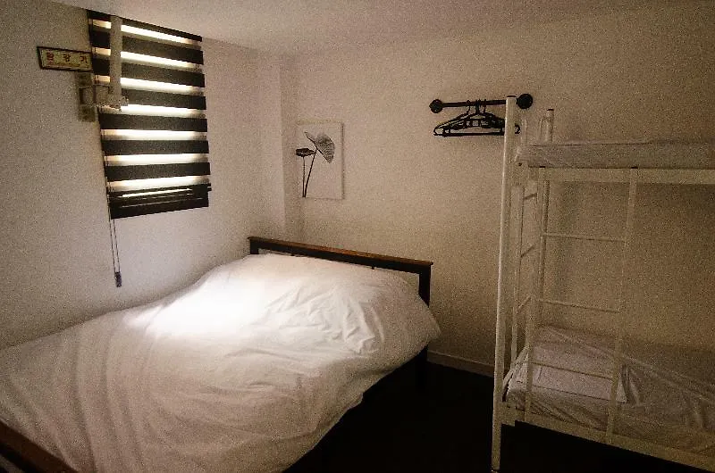 One Way Guesthouse Μπουσάν